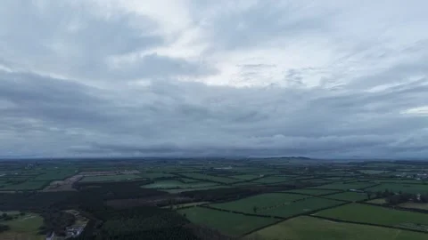 4K Hyperlapse of Cloudy Rural Countryside Stockbeeldmateriaal 333928002