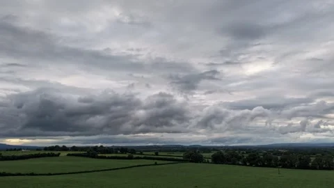 4K Hyperlapse of Dramatic Cloudy Sky Over Green Fields 库存影片 337856073