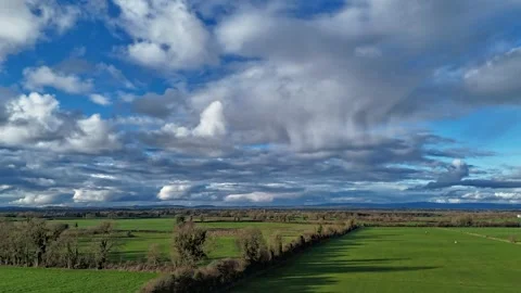 4K Hyperlapse of Green Countryside Under Cloudy Sky Vidéo 333928030