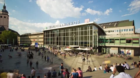 4K Hyperlapse of people walking in front of the Central Station of Cologne. Vidéo 64063813