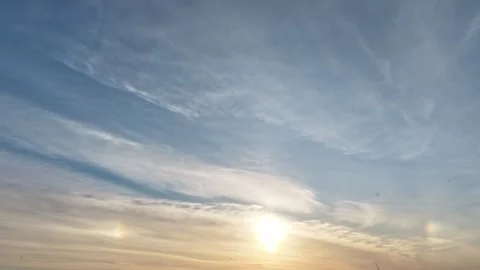 4K Hyperlapse of Sun and Clouds in Blue Sky Видео 333333740