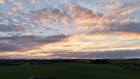 4K Hyperlapse Sunset Sky Over Open Green Field Stockbeeldmateriaal 333703507