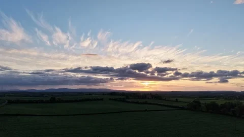 4K Hyperlapse Sunset Sky Over Rural Fields and Moving Clouds Vidéo 334890452