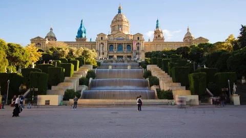 4K Hyperlase (timelapse) approaching the MNAC and its fountains, in Montjuic. Vidéo 105248964