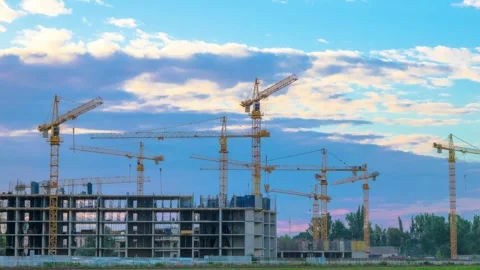 4K Industrial Tower Cranes Operating at High-Rise Construction Site Vídeo Stock 330479947