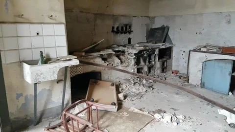4K inside an old and destroyed abandoned house after earthquake Vidéo 123898882