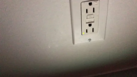4K by iPhone X - Electric Outlet in Low Light 動画素材 85141391