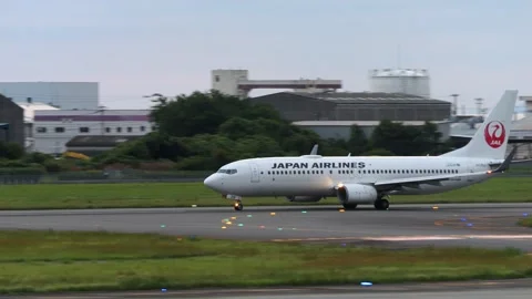 4K JAL Boeing 737-800 JA318J Taking Off at Matsuyama Airport Japan 库存影片 336248288