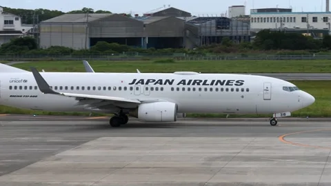 4K JAL Boeing 737-800 JA318J Taxiing at Matsuyama Airport Japan 库存影片 336248312