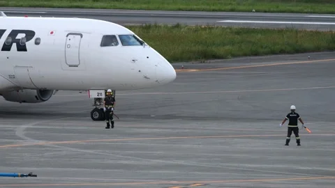 4K JAL Embraer E170 JA211A Ground Handling at Matsuyama Airport Japan 库存影片 335342328