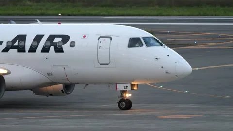 4K JAL Embraer E170 JA211J Taxiing at Matsuyama Airport Japan 库存影片 336248289
