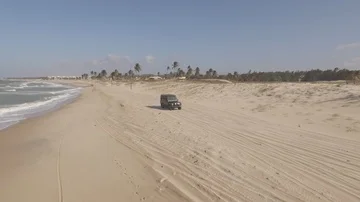 4K Jeep driving on a beach Stock Footage 85914791
