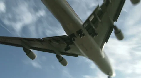 4k: Jumbojet passing overhead Stock-Footage 33450575