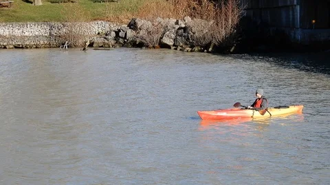 4K Kayaker Going Downstream Near Riverbank Vídeos de archivo 89110491