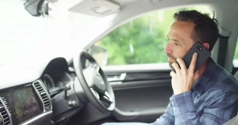 4k Key worker having a conversation over phone from his car  Video stock 136273391