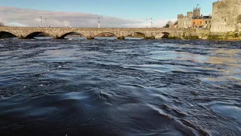 4K King John’s Castle and River Shannon in Limerick Stockbeeldmateriaal 333412792