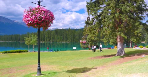 4K Lake Side Jasper Park Lodge, Warm Summer Day Stockbeeldmateriaal 41505261