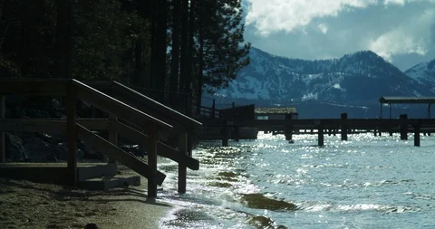 4k lake waves on the beach 動画素材 109256956