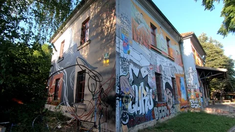 4K Left side moving right pan view inside Metelkova city, Ljubljana, Vídeos de archivo 115801610