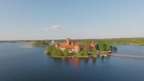 4K Lithuania Trakai castle and lake aerial view on sunset. Vídeo Stock 107316610
