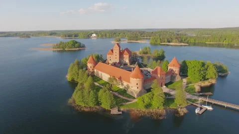4K Lithuania Trakai castle and lake aerial view on sunset. Vídeo Stock 107316791