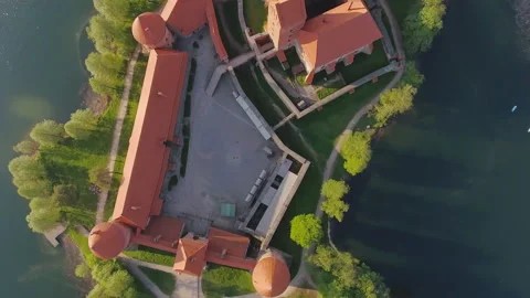 4K Lithuania Trakai castle and lake aerial view on sunset. Vídeo Stock 107317151