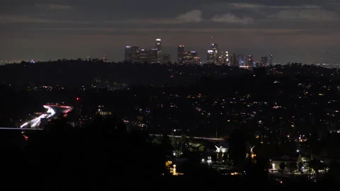 4K Long shot Time lapse of a cloudy pink dusk sky fading to night in Los Angeles 스톡 동영상 255973784