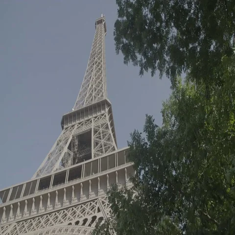 [4K] Looking up The Eiffel Tower (Tour Eiffel) in Summer / Paris, France 動画素材 69727772