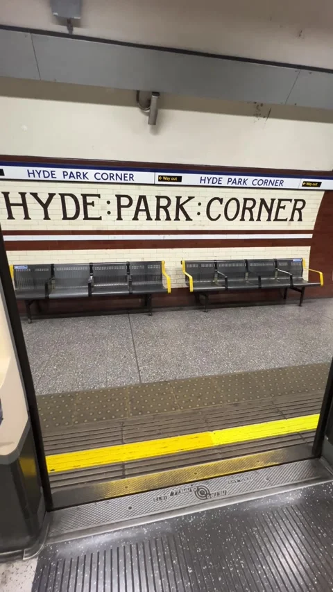 4K looking out of the carriage to Hyde Park Corner platform Stock Footage 263934155