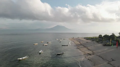 4K Low angle shot over white sand beach in Bali with volcano Agung at horizon Stockbeeldmateriaal 277375334