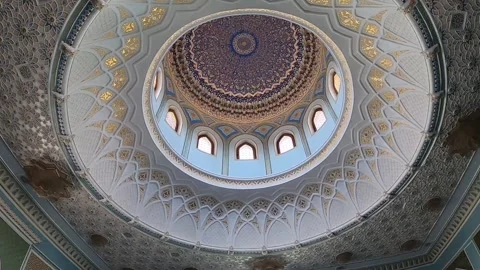 4K low-angle view of traditional mosaic pattern dome in Uzbekistan mosque Vídeos de archivo 335067305