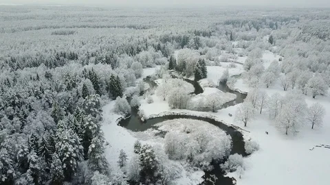 4K. Low flight above winding river in frozen forest. Aerial winter valley veiw. Vídeo Stock 83403662