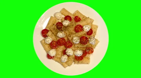 4k – Macaroni tubes with mozzarella, cherry tomatoes and spices on plate Video stock 56453823