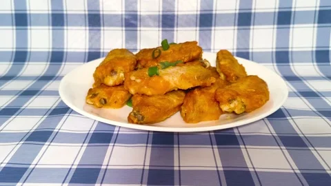 4K macro close up view of vibrant crispy hot fried chicken wings with slice.. Video stock 318252329