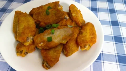 4K macro close up view of vibrant crispy hot fried chicken wings with slice.. Stockbeeldmateriaal 318268296
