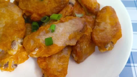 4K macro close up view of vibrant crispy hot fried chicken wings with slice.. Stockbeeldmateriaal 318268302