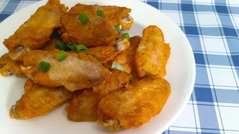 4K macro close up view of vibrant crispy hot fried chicken wings with slice.. Stockbeeldmateriaal 318268305