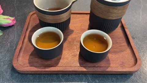 4k, making Chinese black tea with tea pot set Stockbeeldmateriaal 253436690
