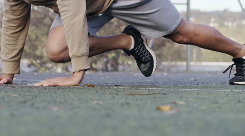 4K Male exercising doing press ups and mountain climbers 库存影片 56904378