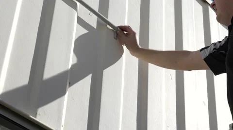 4k Man Attaching Bracket 库存影片 40315121