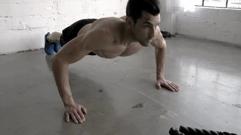 4K man doing pushups in gym 스톡 동영상 109593181
