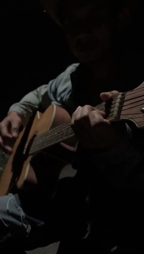 4K Man Playing Guitar Head Stock View Stockbeeldmateriaal 337224834