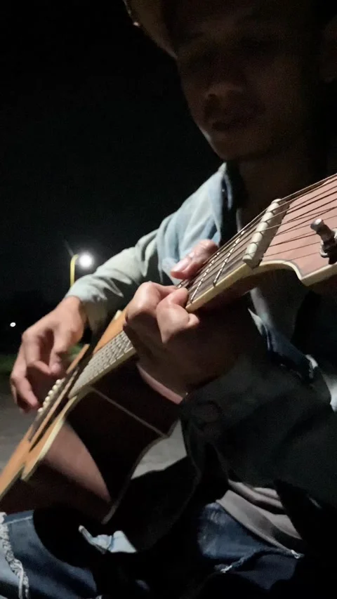4K Of Man Playing Guitar Head Stock View Stockbeeldmateriaal 337338651