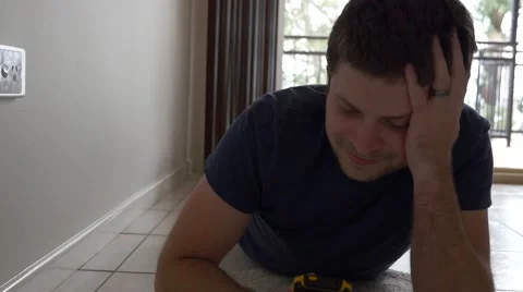 4k Man Playing With Phone on Floor 库存影片 40298637