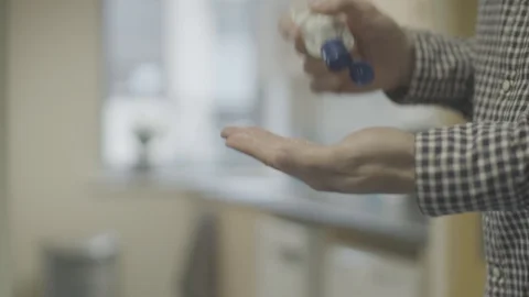 4k Man rubbing hand sanitiser into his hands Video stock 126737861