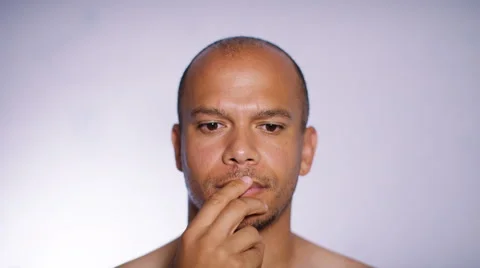4K Man in thought has a bright idea, in slow motion Stock Footage 64911643