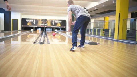 4K man throwing pink bowling ball when playing at bowling alley Stock-Footage 195965369