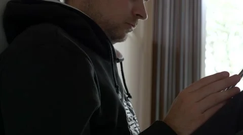 4k Man Using Tablet Against Wall 库存影片 40325279