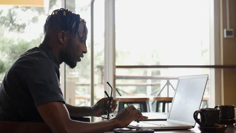 4k man working in a busy coffee shop in the town on laptop computer. Vídeo Stock 111326745