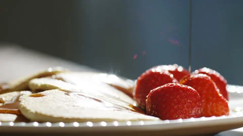 4K Maple syrup drizzling over warm pancakes, in slow motion - version 2 Video stock 65196604